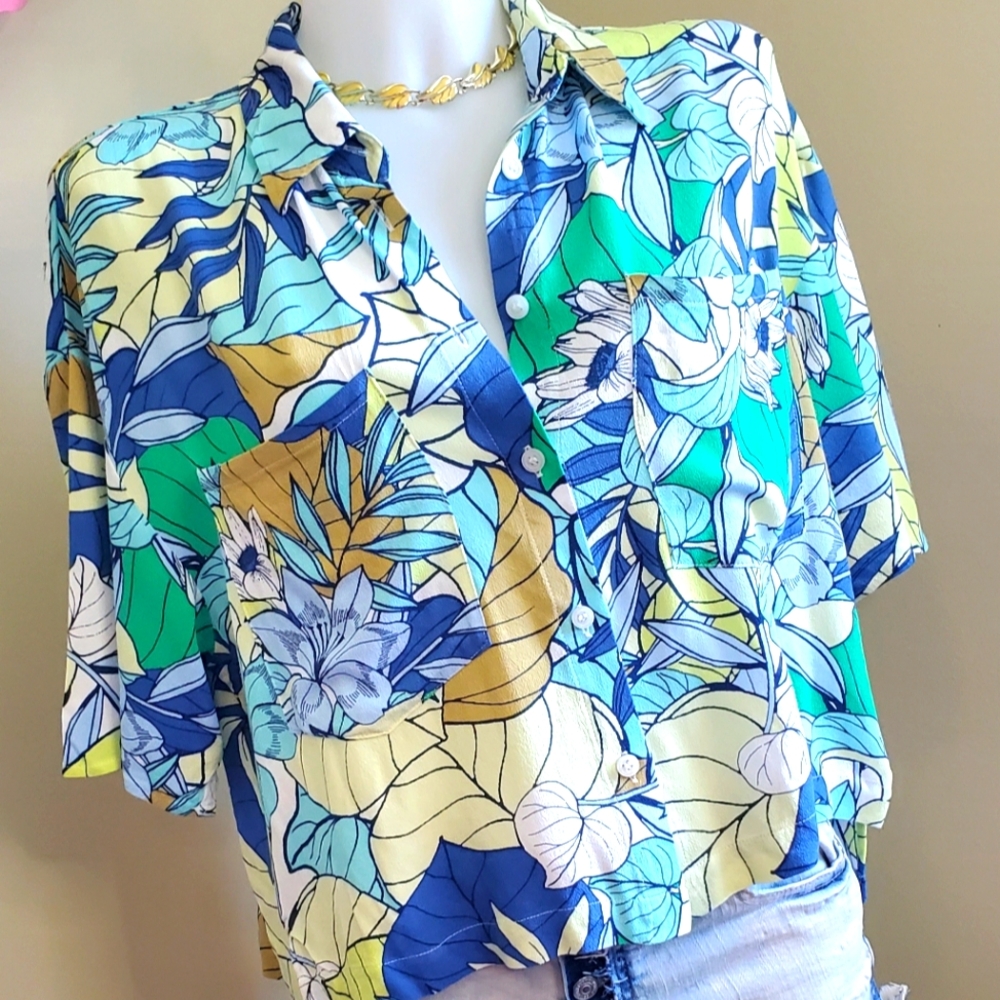 Fun Summer Tropical Blouse  😎  Cropped with Front Pockets
